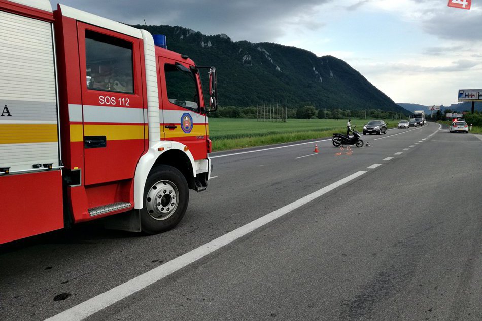 Ilustračný obrázok k článku Hrozivo vyzerajúca nehoda pri Rožňave: Dvaja motorkári v rukách zdravotníkov, FOTO