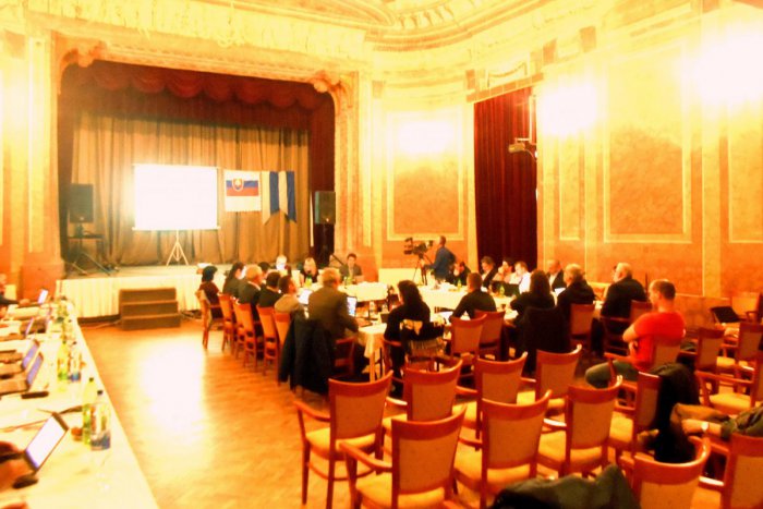 Ilustračný obrázok k článku Zastupiteľstvo rozhodlo: Poslaneckých kresiel v Hlohovci bude menej!