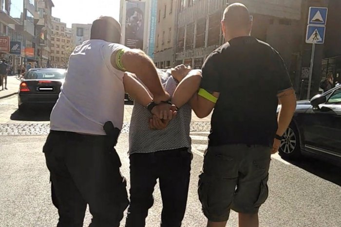 Ilustračný obrázok k článku V Bratislave zadržali muža, ktorý bol päť rokov na úteku. Údajne patril k mafiánom