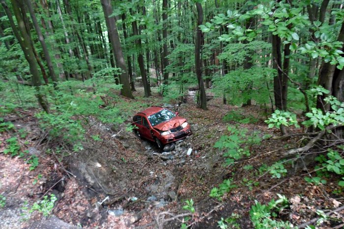 Ilustračný obrázok k článku FOTO priamo z miesta nehody na Soroške: Auto s vodičom skončilo v hlbokej priekope!