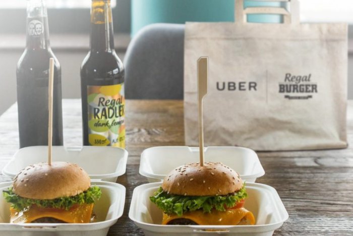 Ilustračný obrázok k článku Šťavnatý burger taxíkom až do práce? Prečo nie!