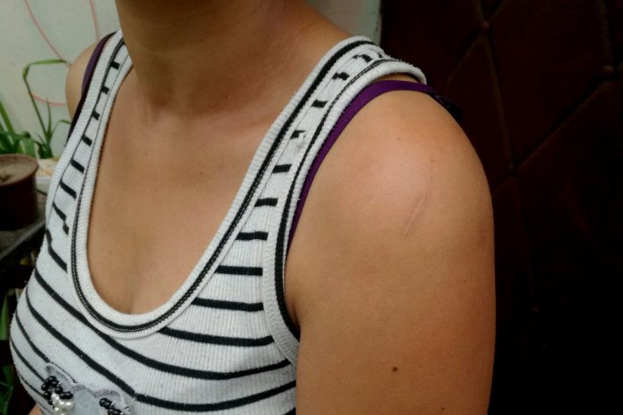 Obuškom dostala aj prizerajúca sa Veronika Kováčová.