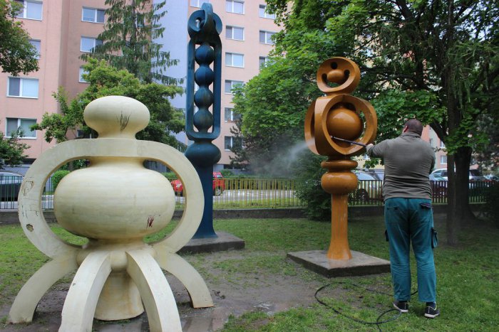 Ilustračný obrázok k článku Dúbravka pokračuje v čistení sôch. Na rad prišli tentoraz tie od Miroslava Cipára