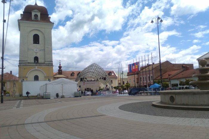 Ilustračný obrázok k článku FOTO: Prípravy Dní mesta Brezno v plnom prúde. V centre vyrastajú stánky aj kolotoče