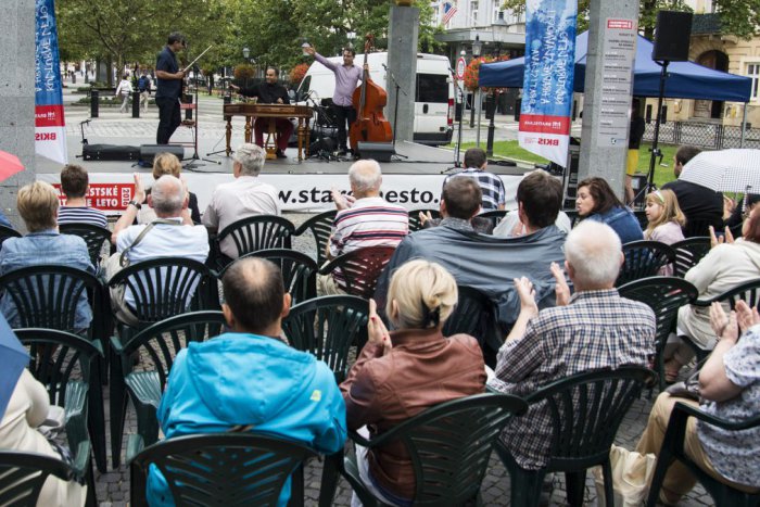 Ilustračný obrázok k článku Na Hviezdoslavovom námestí budú Bratislavčania cestovať v čase. A ešte niečo!