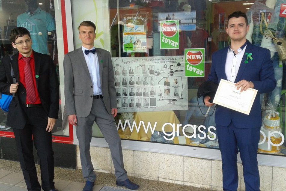 Ilustračný obrázok k článku Maturitné tablá made in Považská: Výklady centra mesta obsadili zaujímavé diela, FOTO