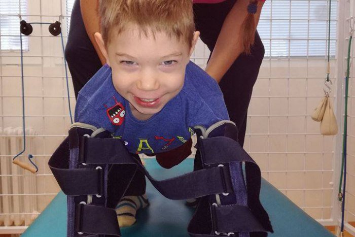 Ilustračný obrázok k článku Darujte hodiny rehabilitácie smejkovi Viťkovi a pomôžte mu postaviť sa na nohy