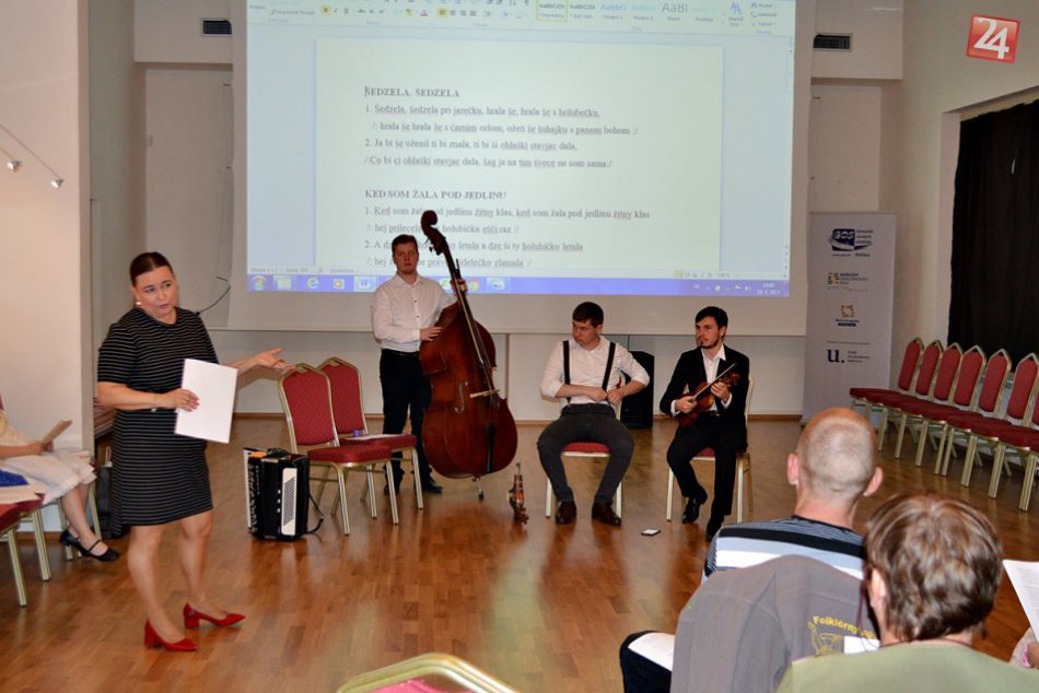 Ilustračný obrázok k článku Zaujímavé stretnutie spevákov: V Rožňave sa prezentovali piesne zo Spiša, FOTO