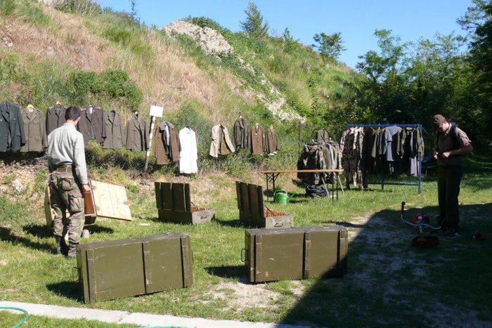 Ilustračný obrázok k článku OBRAZOM: Aj v bunkri sa musí upratať. Rukávy si vysúkali dobrovoľníci