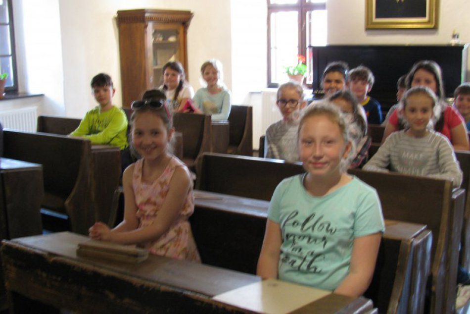 Ilustračný obrázok k článku FOTO: Revúcki školáci sa vrátili v čase. Spoznali históriu prvej slovenskej strednej školy