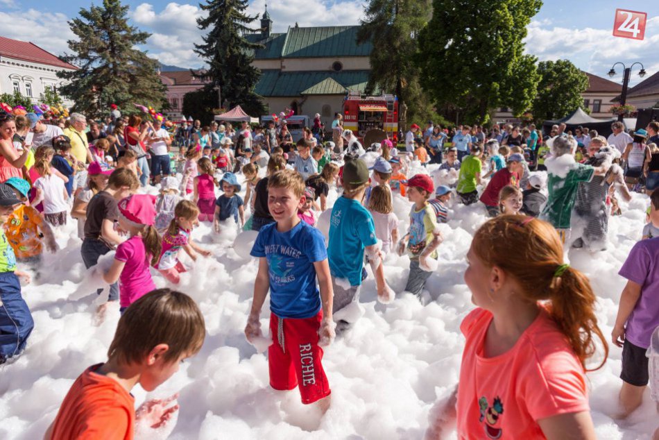 Ilustračný obrázok k článku Deň rodiny v Mikuláši na FOTKÁCH: Na námesti horeli autá...