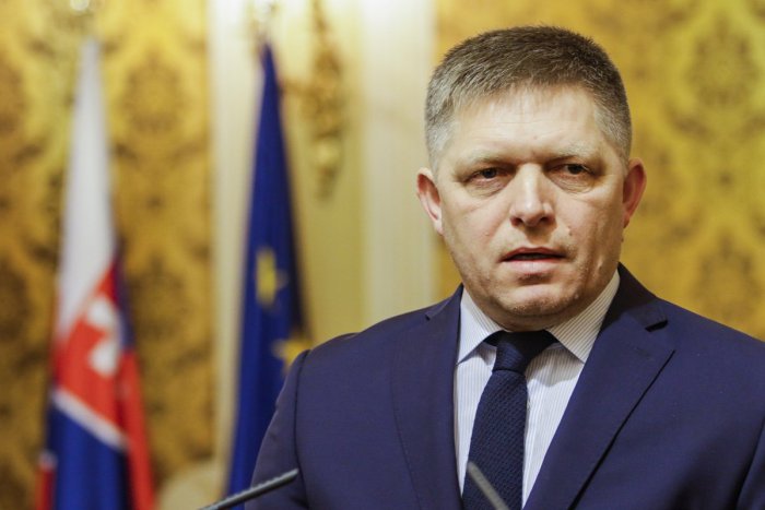 Ilustračný obrázok k článku SVET O SLOVENSKU: Zúrivý Fico a futbalová fraška