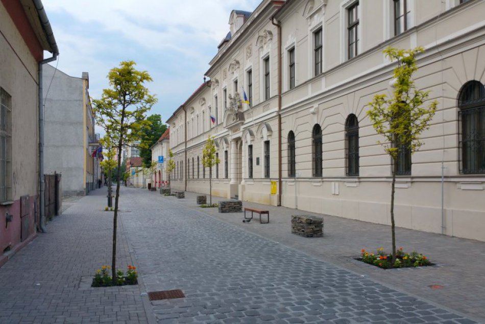 Ilustračný obrázok k článku FOTO: Veľká premena okolia historickej radnice v Lučenci. Mení sa na nepoznanie