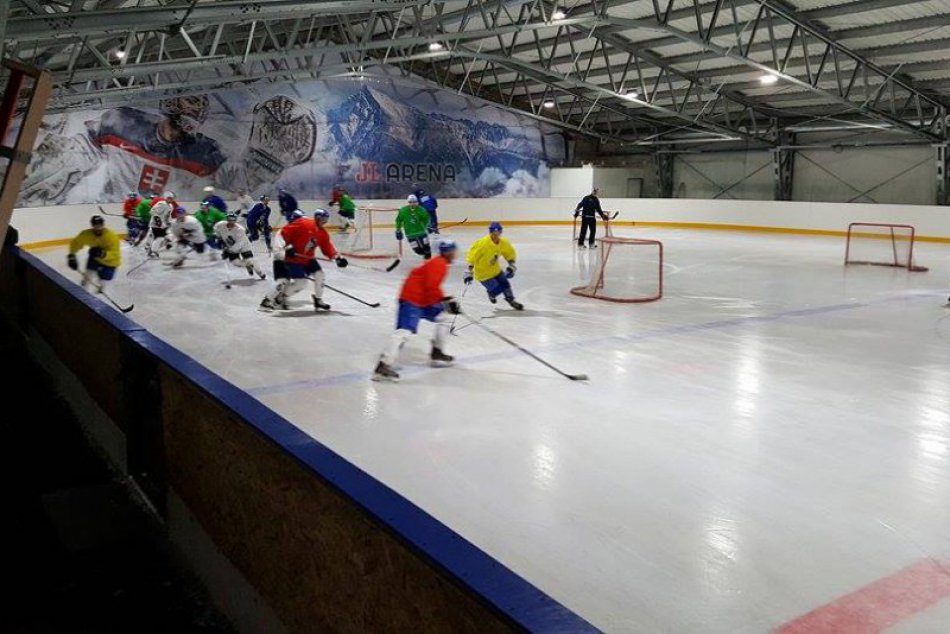 Ilustračný obrázok k článku Hokejoví kamzíci sa už potia na ľade: Zatiaľ je to s pukom 50 na 50