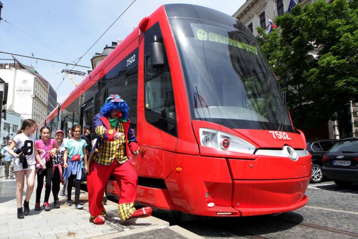 Ilustračný obrázok k článku Zoberte deti na veselú jazdu električkou. O zábavu v nej sa postará vysmiaty klaun