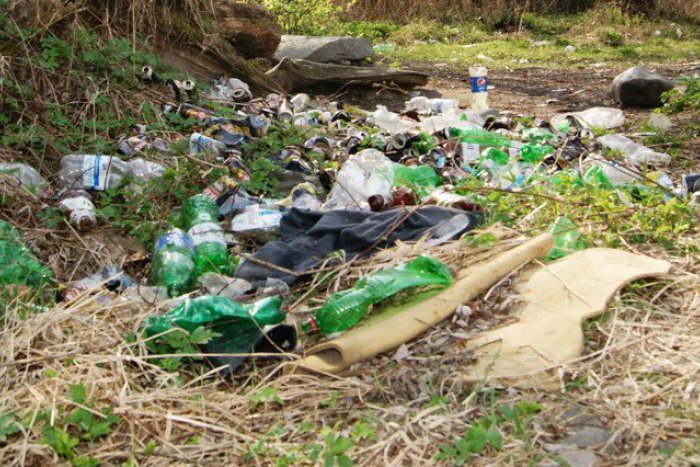 Ilustračný obrázok k článku Envirorezort navrhuje podporiť európsky zákaz niektorých plastových výrobkov