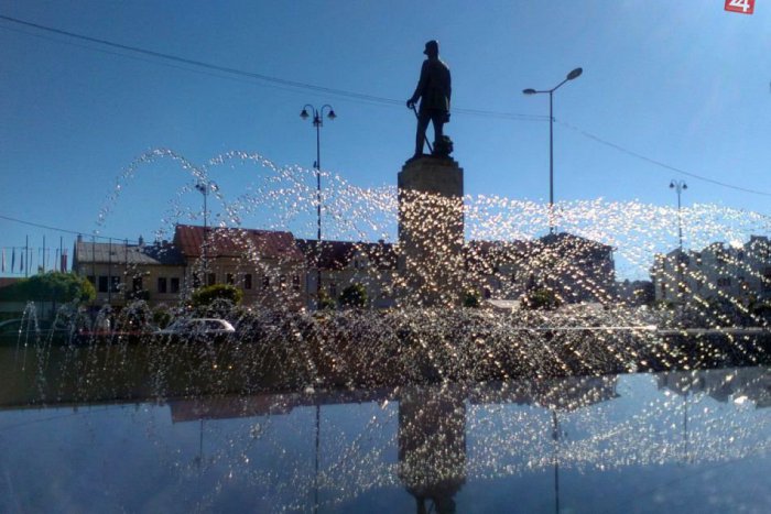 Ilustračný obrázok k článku FOTO: Prvé horúčavy v uliciach Brezna. Slnečné lúče vytiahli do ulíc všetky generácie