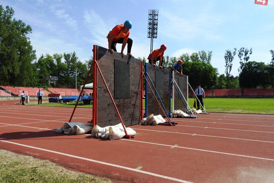 Ilustračný obrázok k článku FOTO: Na bystrickom štadióne bolo horúco. Zažil veľké meranie síl krajských hasičov