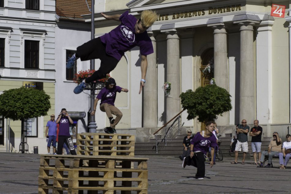 Ilustračný obrázok k článku FOTO a VIDEO: Bystricu ovládnu parkouristi. Ťahákom akcie kráska z Rakúska