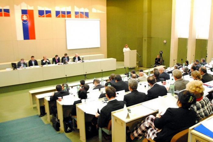 Ilustračný obrázok k článku Čo bude s bardejovskou obchodnou akadémiou? O jej zrušení budú znova rokovať krajskí poslanci