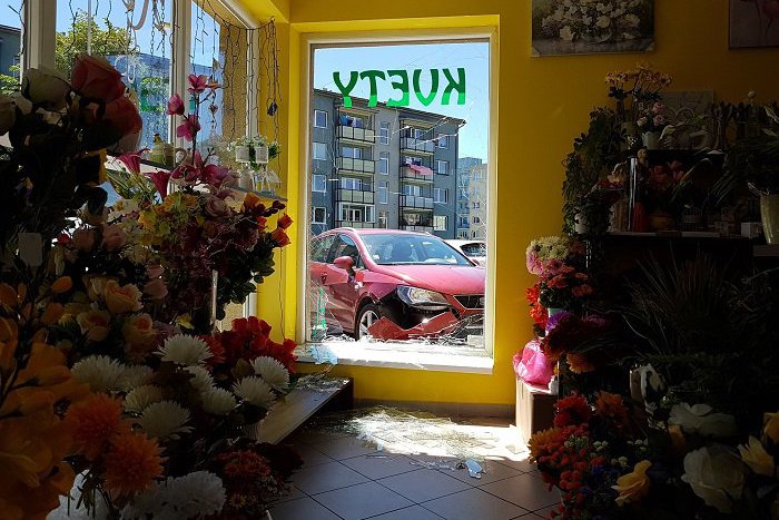 Ilustračný obrázok k článku Dôchodca (67) z Mikuláša: Takmer s troma promile skončil s autom v kvetinárstve