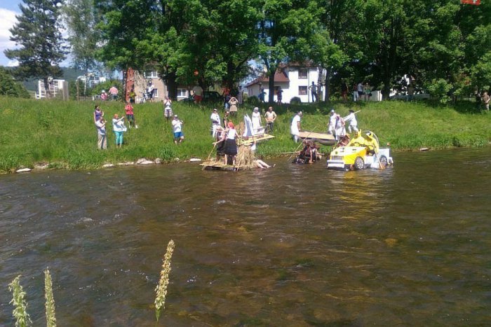 Ilustračný obrázok k článku FOTO: V Brezne bolo riadne veselo. Na Hrone sa plavili bača, čerti aj imigranti