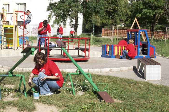 Ilustračný obrázok k článku V Bystrici sa do akcie pustia desiatky dobrovoľníkov. Spolu obnovia detské ihrisko