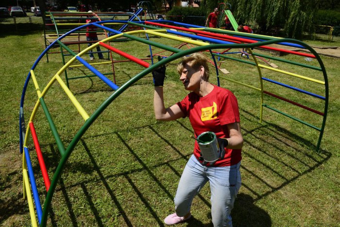 Ilustračný obrázok k článku Dobrovoľníci vo Svite vyčistia chodník, v Spišskej Novej Vsi namaľujú plot ZOO