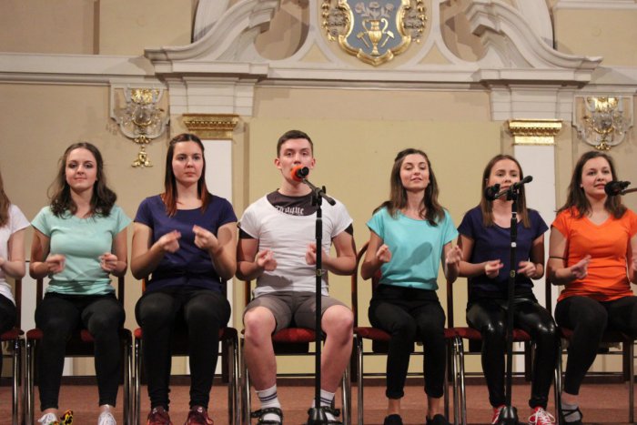 Ilustračný obrázok k článku Nádhera zachytená na videu: Gymnazisti z Javorky nacvičili číslo, z ktorého budete paf