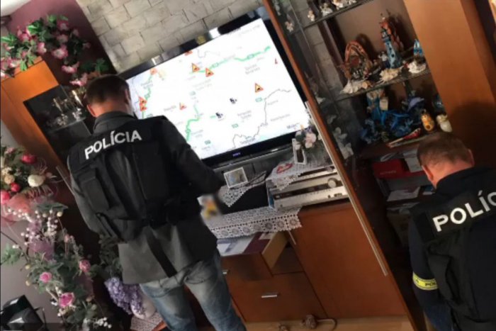 Ilustračný obrázok k článku VIDEO: NAKA zasahuje v Nitrianskom kraji, policajti zadržali jednu osobu