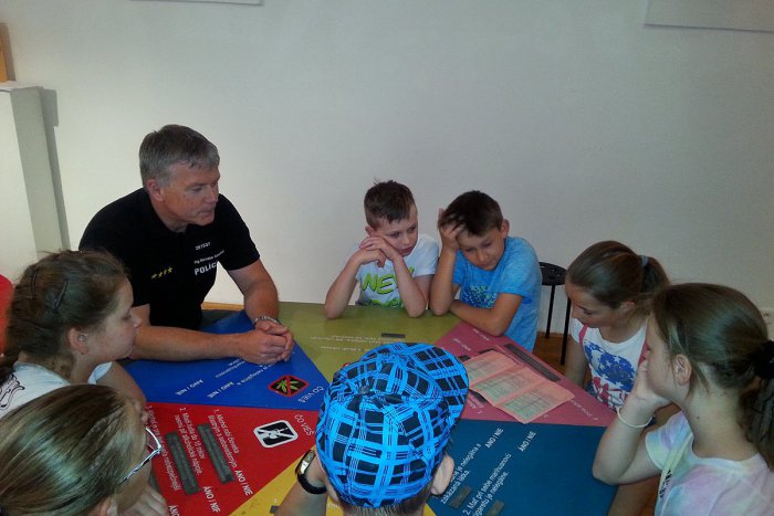 Ilustračný obrázok k článku Policajti v rožňavskej galérii: Žiakom pripravili preventívny projekt, FOTO