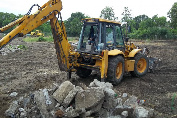 Ilustračný obrázok k článku FOTO: Začala výstavba mestských bytov, ťažké stroje už pracujú