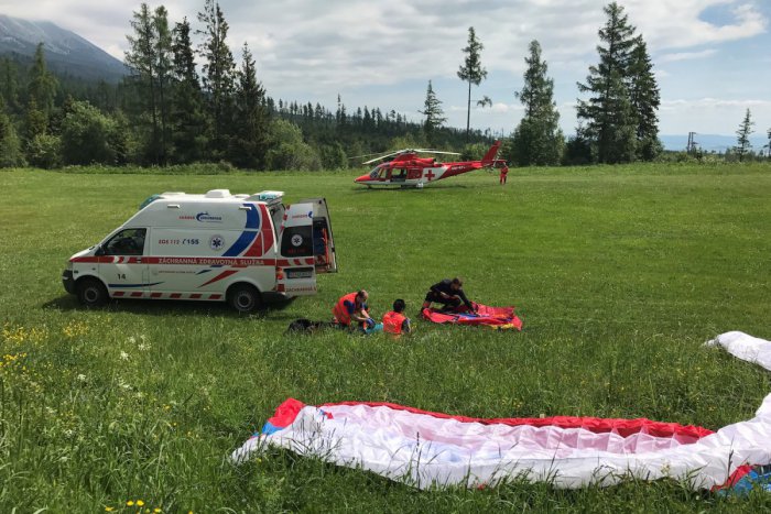 Ilustračný obrázok k článku Paraglajdista nezvládol pristávanie: Na pomoc letel záchranársky vrtuľník