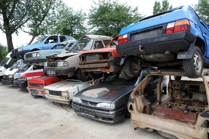 Ilustračný obrázok k článku Autovraky v žilinských uliciach sa nedajú prehliadnuť: Čo na to mesto?