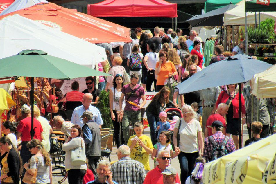 Ilustračný obrázok k článku Tradície a ľudové remeslá: PREHĽAD letných jarmokov a trhov v Nitrianskom kraji