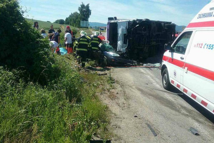 Ilustračný obrázok k článku Tragédia pri Trenčíne: Pri zrážke auta a kamióna vyhasli štyri životy, FOTO z miesta