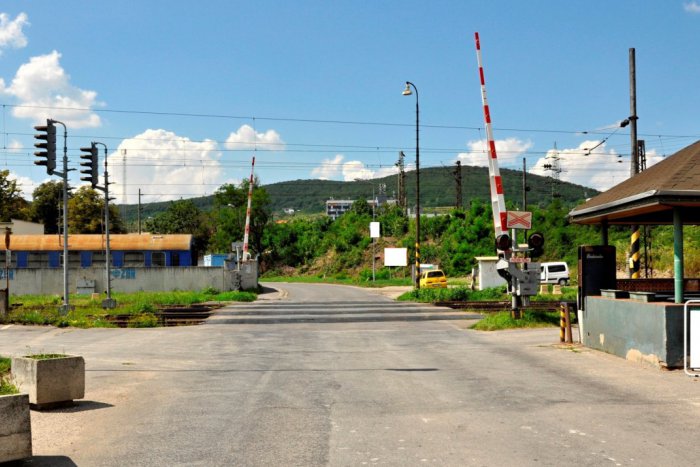 Ilustračný obrázok k článku Vodiči, pozor! Cez železničné priecestie na Nobelovej neprejdete