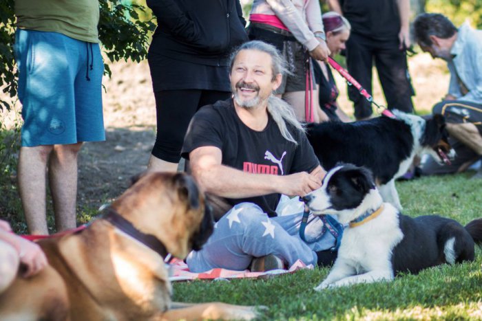 Ilustračný obrázok k článku Zvolenčan Miro lieči deti pomocou psíkov. Pri canisterapii zažíva neopísateľné emócie