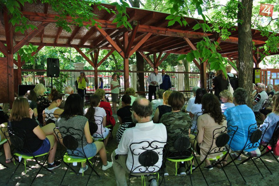 Ilustračný obrázok k článku Letná čitáreň v Medickej záhrade je otvorená! V tomto roku pribudli aj novinky