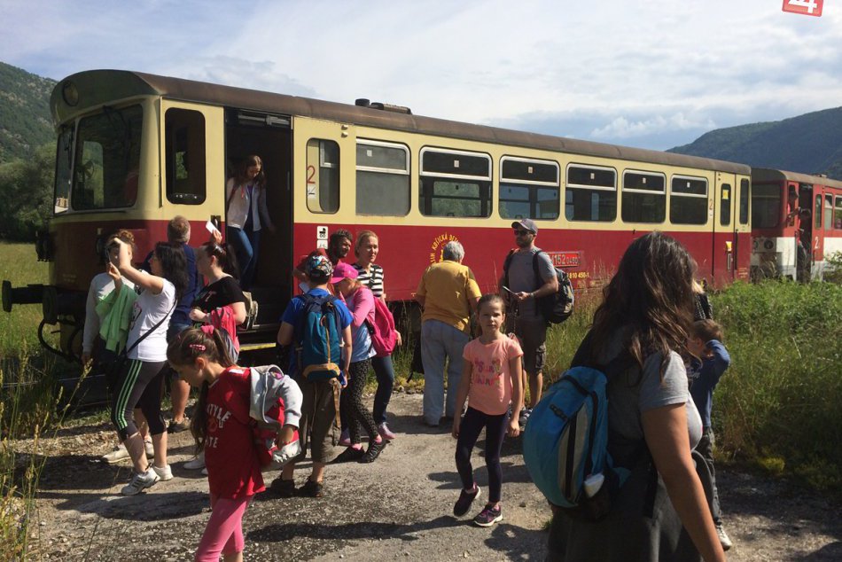 Ilustračný obrázok k článku Historickou mašinou do Slovenského krasu: Takto vyzerala druhá jazda Vlakom za UNESCOM, FOTO