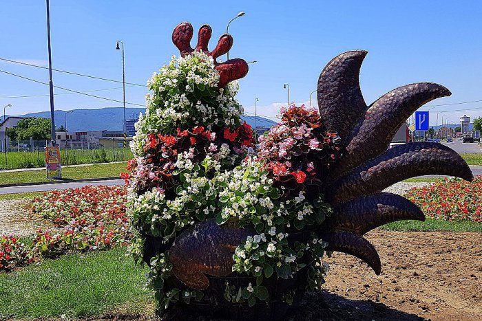 Ilustračný obrázok k článku FOTO: Ďalší kruháč v Humennom má ozdobnú atrakciu. Z fontány presťahovali sliepku