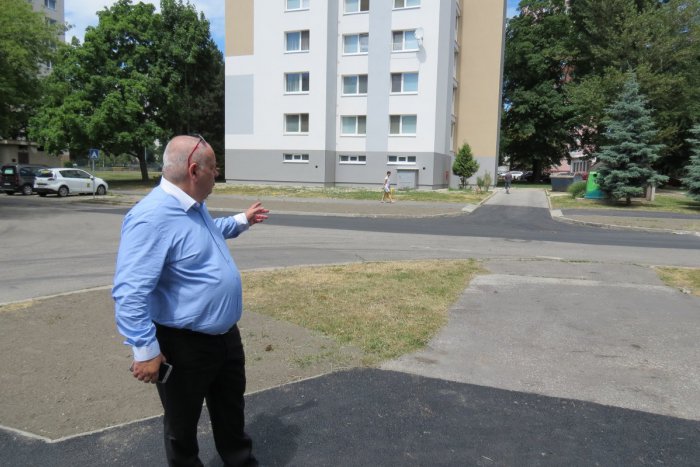 Ilustračný obrázok k článku Petržalka začala s veľkou rekonštrukciou chodníkov a parkovísk