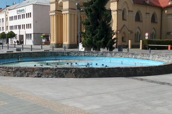 Ilustračný obrázok k článku FOTO: Fontána na zvolenskom námestí mimo prevádzky. Prečo je bez vody?