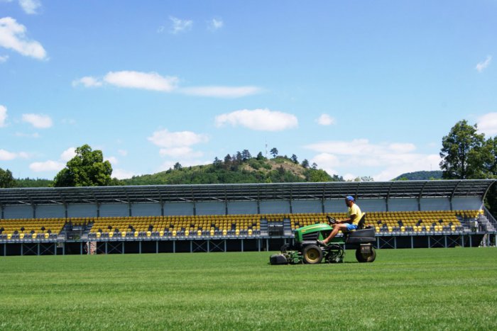 Ilustračný obrázok k článku Letná otváračka sa blíži: Po starom žiarskom štadióne už ani stopy, FOTO