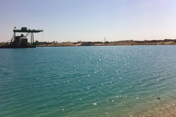 Ilustračný obrázok k článku Pri Bratislave vznikne atraktívny rekreačný areál - Biskupická lagúna s blankytne modrou vodou