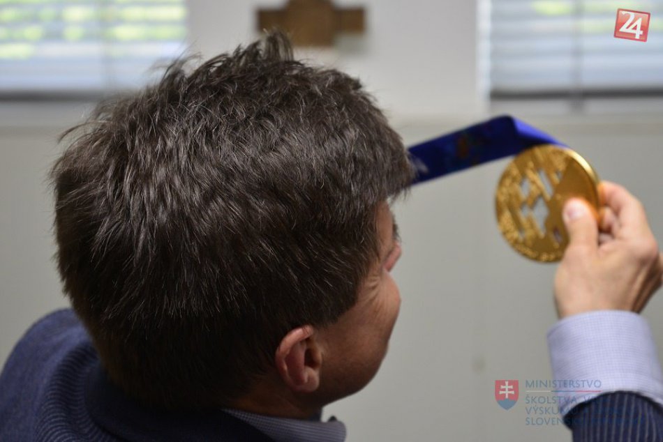 Ilustračný obrázok k článku Rožňavčanka Henrieta Farkašová u ministra školstva: Medaile zaplnili celý stôl, FOTO