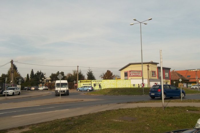 Ilustračný obrázok k článku Obyvateľov  Šale a okolia kontaktuje SSC: Dostávajú zmluvy kvôli obchvatu