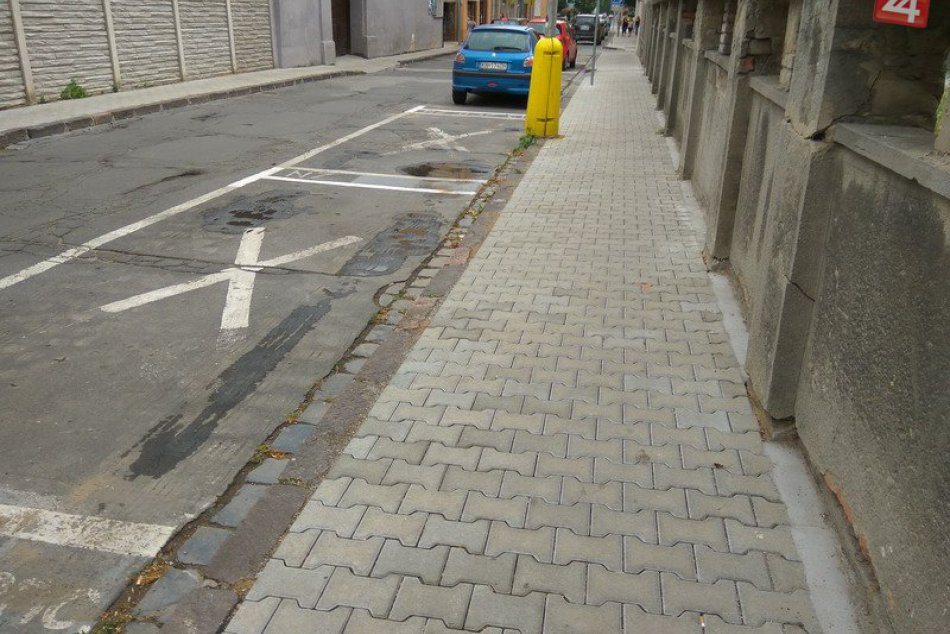 Ilustračný obrázok k článku Opravy chodníkov v Nových Zámkoch: Aký je teda kľúč pri výbere lokality?