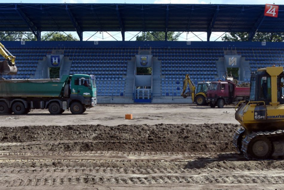 Ilustračný obrázok k článku V obrazoch priamo z miesta: Na štadióne už začali s budovaním vyhrievaného trávnika