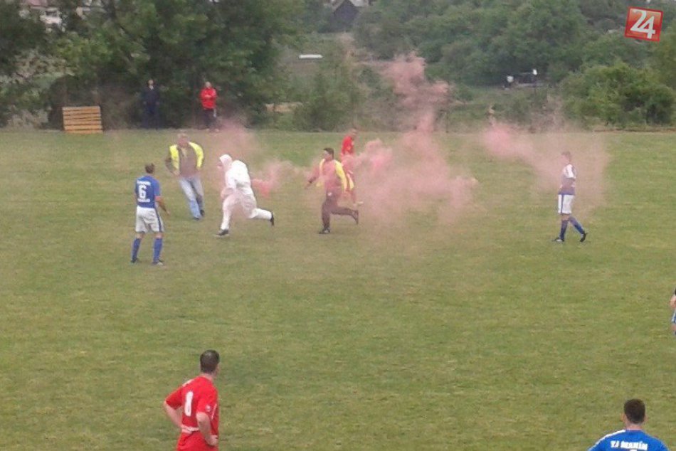 Ilustračný obrázok k článku Veľké považskobystrické derby: Fanúšik oslavoval aj na ihrisku, VIDEO + FOTO